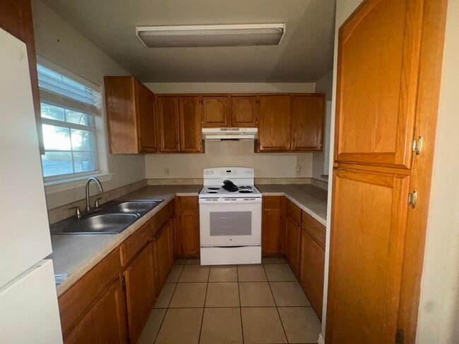 Building Photo - 2801 S Bartlett Ave