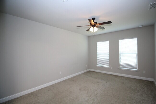 Building Photo - Spacious 3-Bedroom, 2-Bath Brick Home in N...