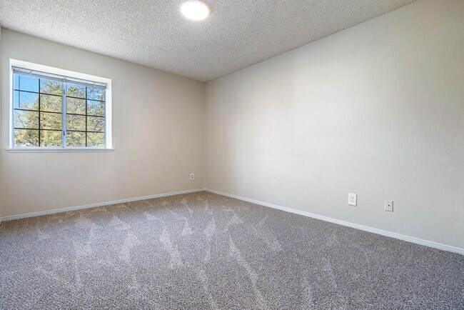 Building Photo - Stunning 4 Bedroom 2.5 bath in Woodward Park area!