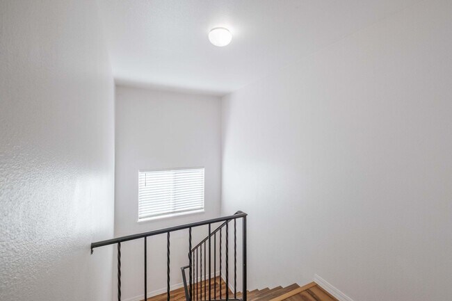 Building Photo - Beautiful 4 Bed, 2 Bath Townhouse with Lots of Closet Space and Laundry In Unit!