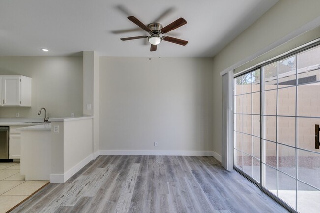 Building Photo - Stylish 2-Bedroom Townhome in Henderson!