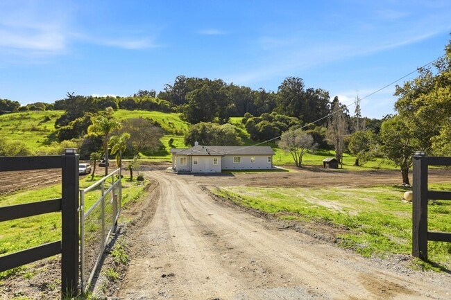 Building Photo - Beautiful Gated Country Property