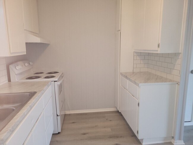 Building Photo - 2 Bedroom, 1 Bath