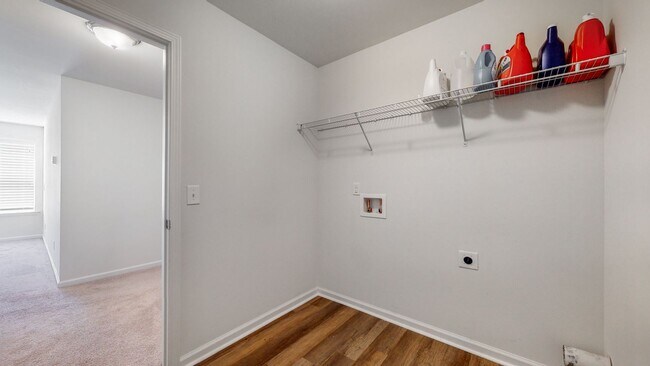 Building Photo - 5 Bedrooms, 3 Bathrooms in Richmond Hill P...