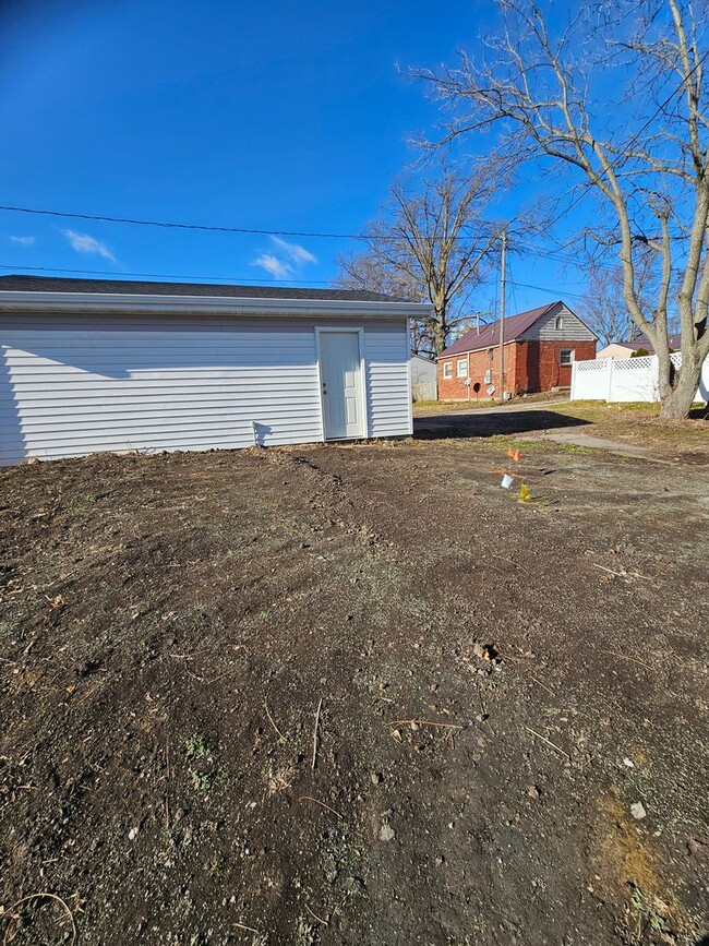 Building Photo - Spacious 5 Bedroom 2 Bath Home in Knoxville