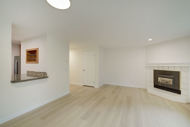 Building Photo - 2bd/2.5ba Kirkland Townhome
