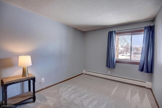Building Photo - Spacious 2 bedroom, 1 Bath Condo in the Co...