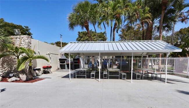 Building Photo - 20350 W Country Club Dr