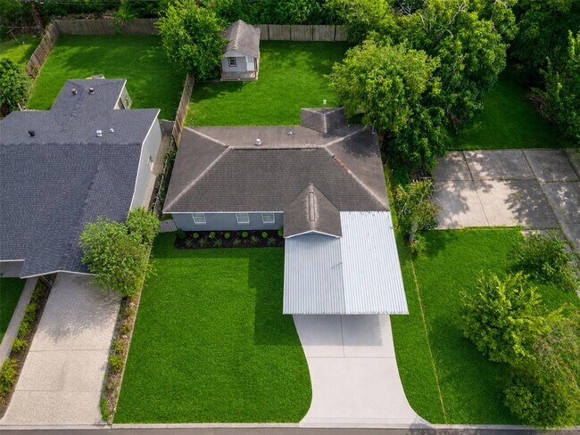 Building Photo - 4930 Holloway Dr