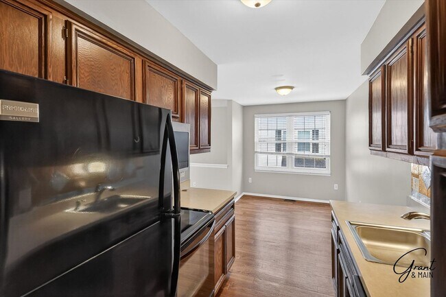 Building Photo - $1450 2 bedroom town house