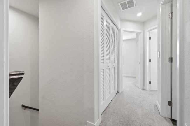 Building Photo - 266 Foxglove Dr