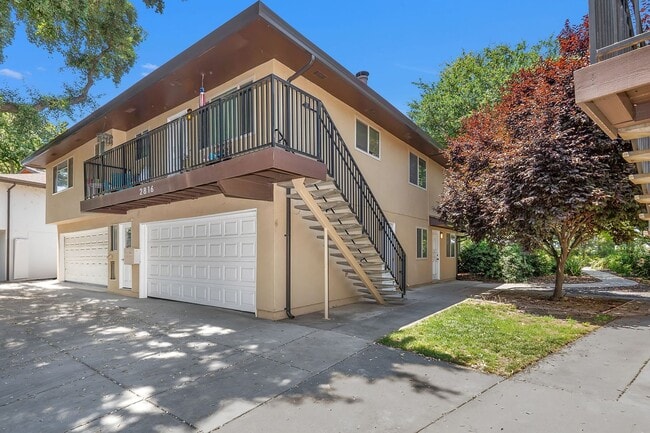 Building Photo - Fully Updated 2 Bedroom 1 Bath Condo