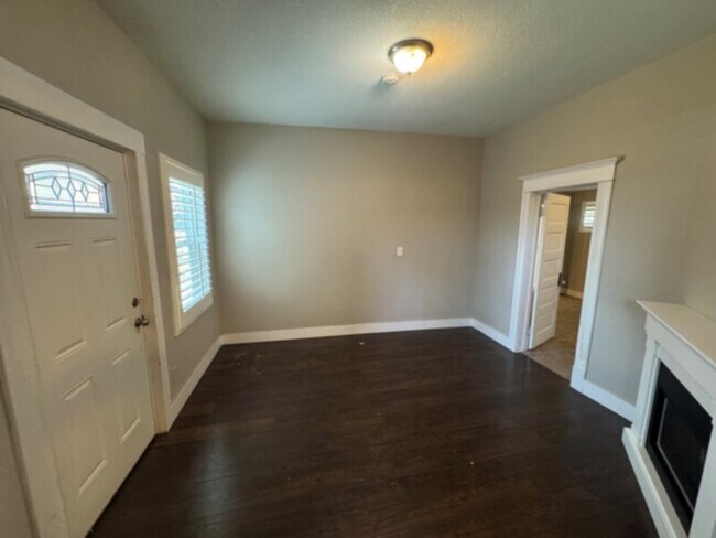 Building Photo - Stunning home in Ivywild!