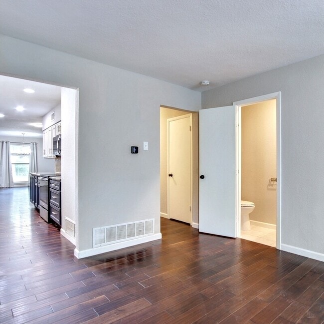 Building Photo - 1520 Sunnybrook Dr