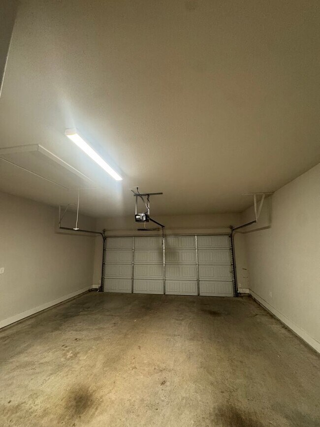 Building Photo - 3/2/2 located in Godley! Move in Specials call to inquire