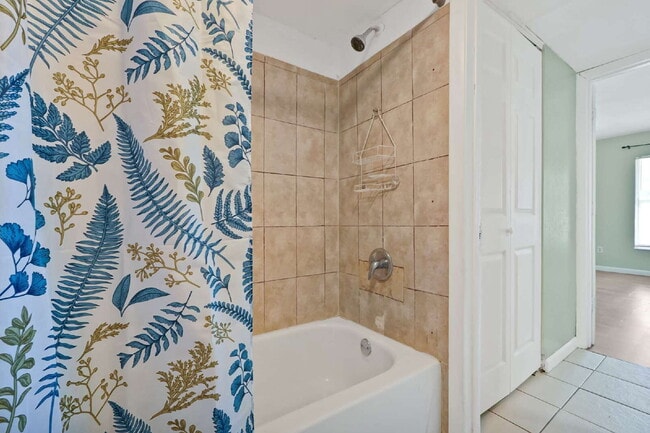 Building Photo - "Bright 2-Bed, 2-Bath Condo Retreat with Pool & Lake Views"