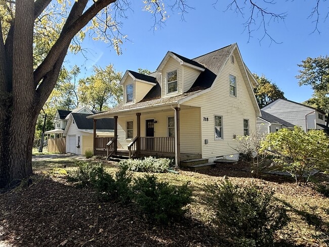 Building Photo - 718 Indianola Ave