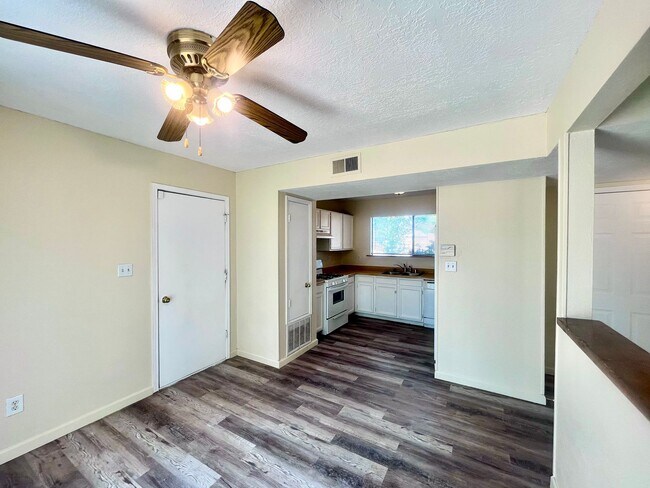 Building Photo - Move in Special! Bedroom 1.5 Bathroom 1 Car Garage