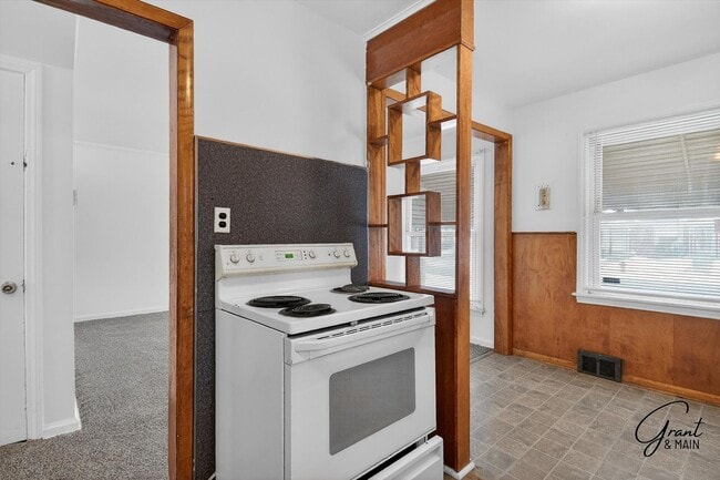 Building Photo - $1400 3 bedrooms