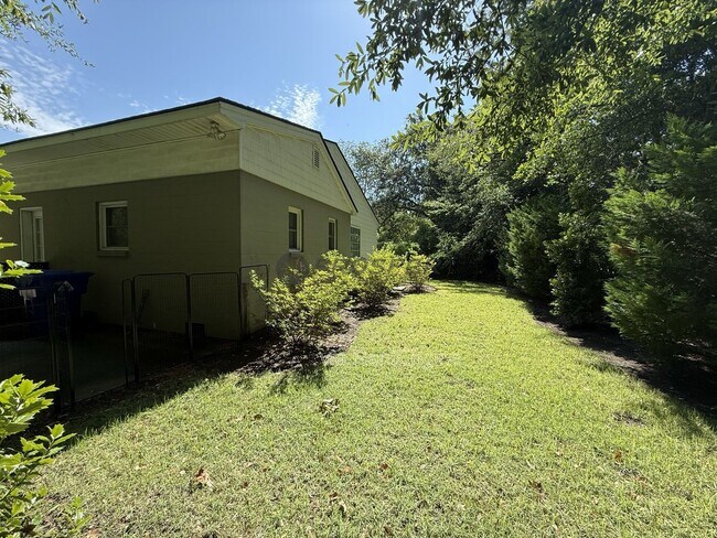 Building Photo - 575 Elizabeth Ln W