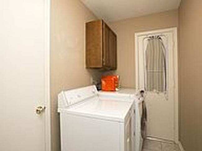 Building Photo - NO PETS ALLOWED: Wonderful 2 bedroom, 2 ba...