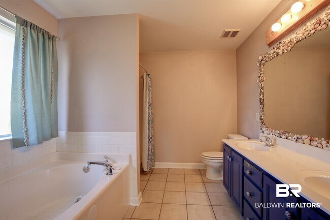 Building Photo - 200 Hawthorne Cir