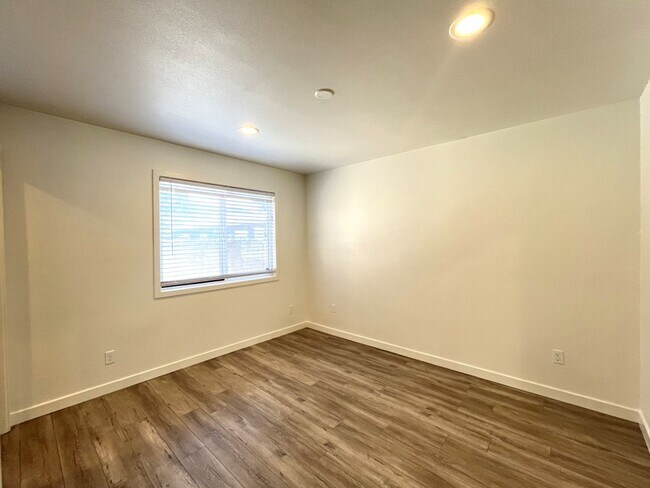Building Photo - 1629 Kendall Dr