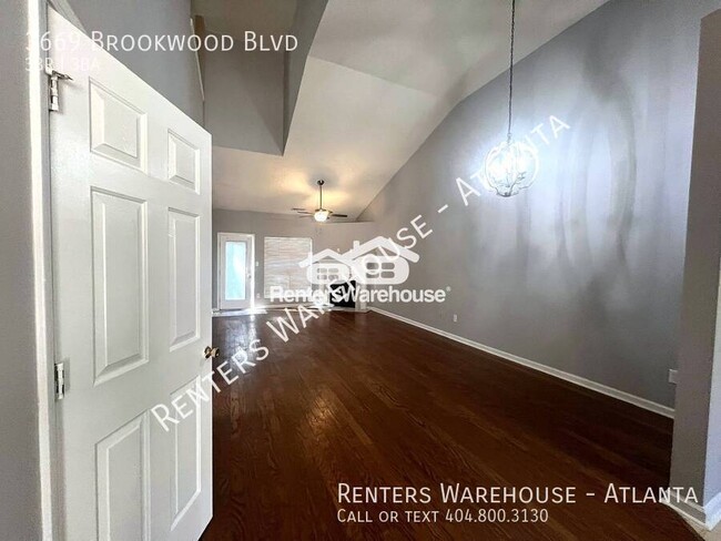 Building Photo - Spacious 3 Bedroom Townhome with Master Be...