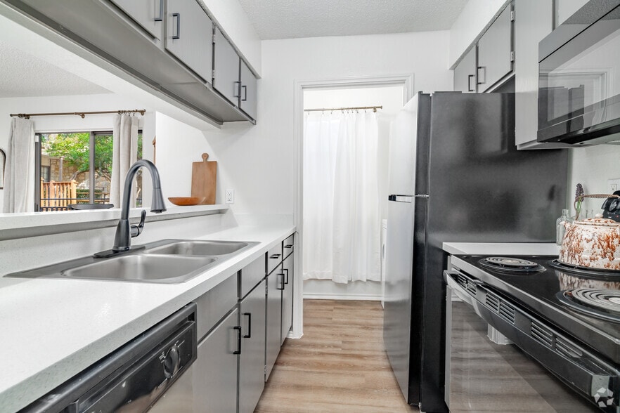 1BR, 1BA - 740SF - Kitchen - The Broadwater at Salado Creek