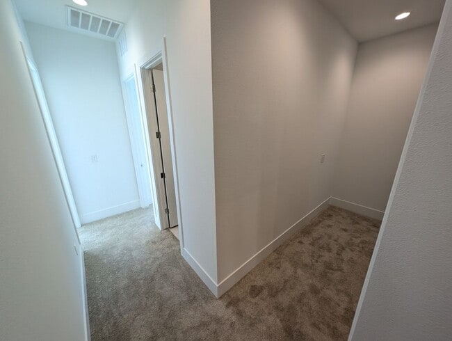 Building Photo - 675 Agate Bridge St