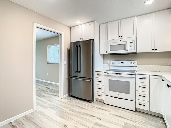 Building Photo - 4575 Cove Cir