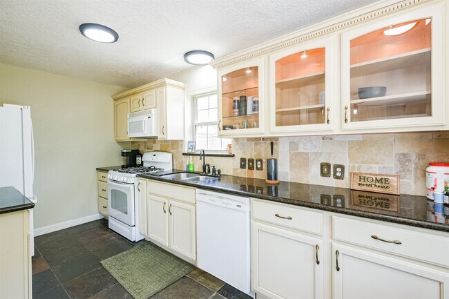 Building Photo - 201 Meadowlawn St