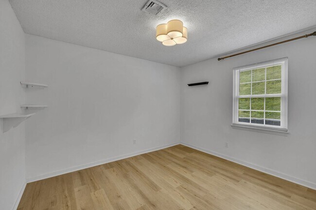 Building Photo - Spotless home in the most convenient locat...