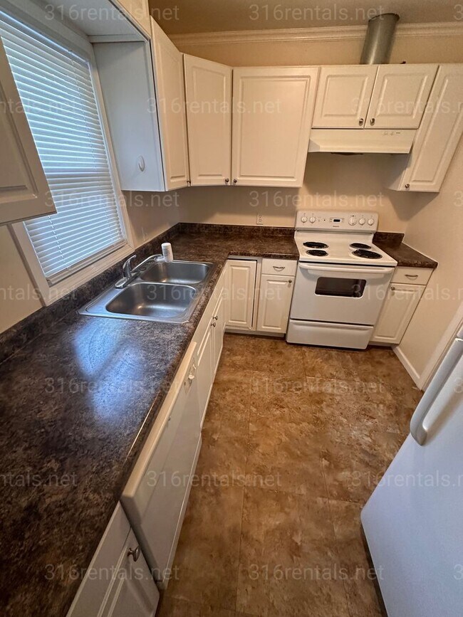 Building Photo - $725 - 2 bed 1 bath - Duplex *COMING SOON*