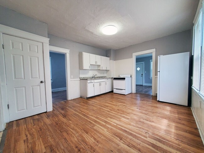 Building Photo - 3 Bed - 2 Full Bath Cape Cod for Rent