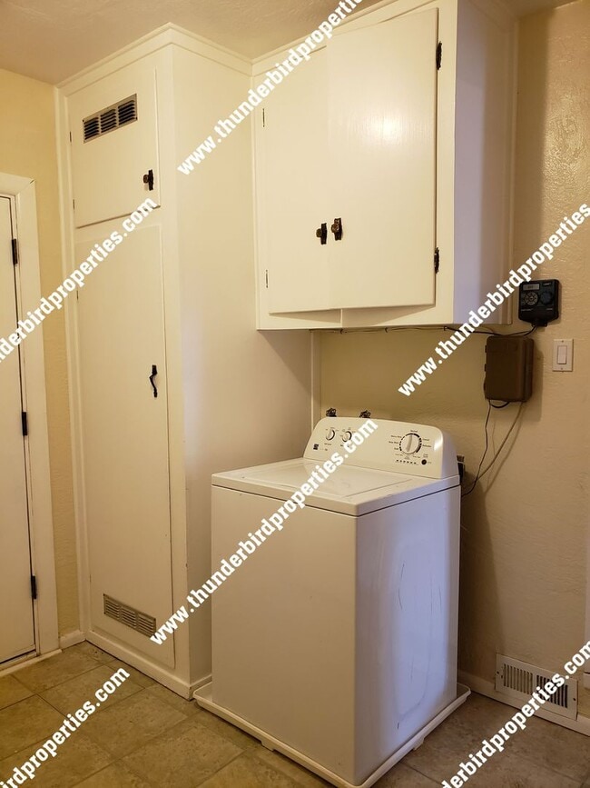 Building Photo - Nice 3 Bedroom, 2 Bathroom, 2 Car Garage and 1,360 Sq Ft. Brick Home in NE Heights.