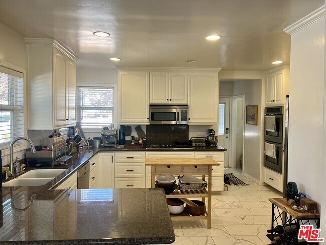 Building Photo - 8404 Newlin Ave