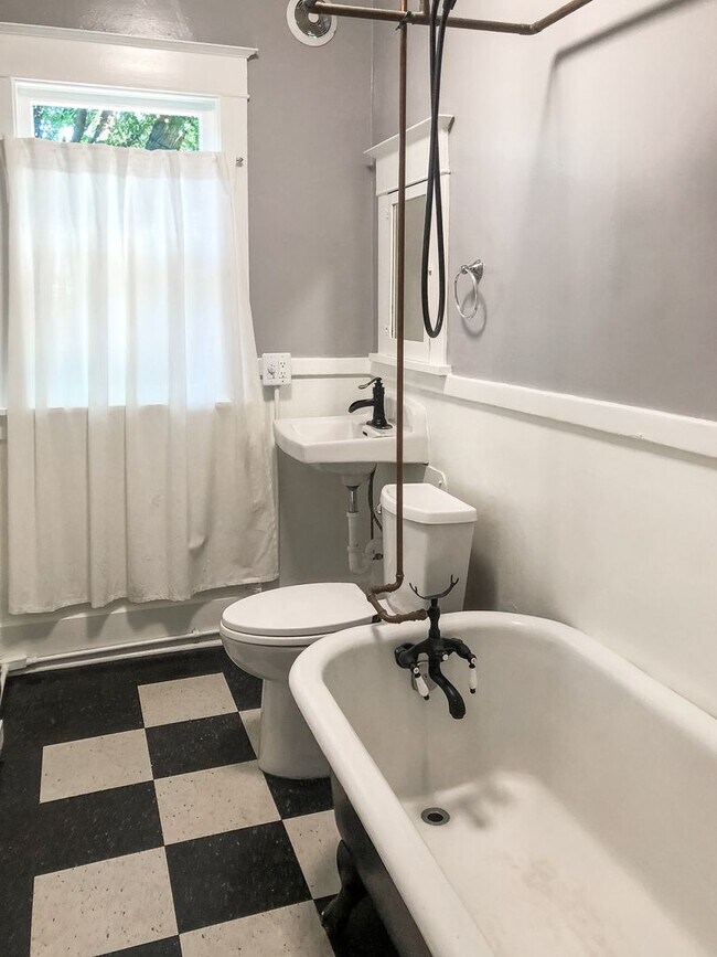 Building Photo - Charming 1 Bedroom  Downstairs Unit****COMING SOON***