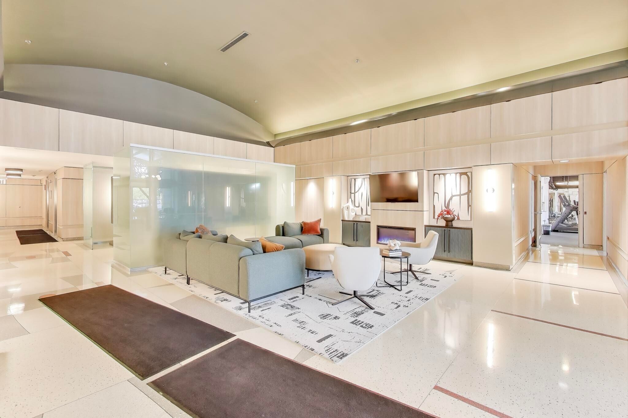 Building Photo - 933 W Van Buren St