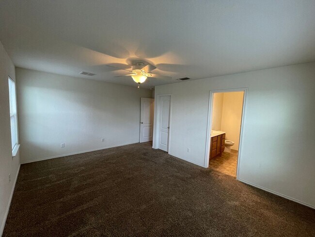 Building Photo - Beautiful 3 bedroom/2 bath in Legend Point!