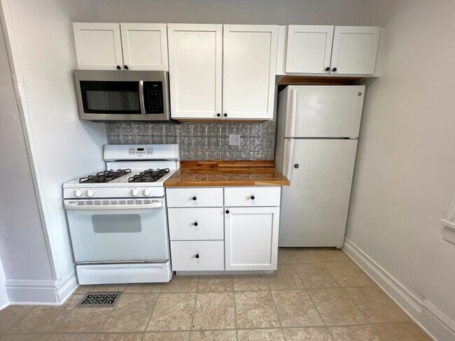 Building Photo - 130 Lathrop St