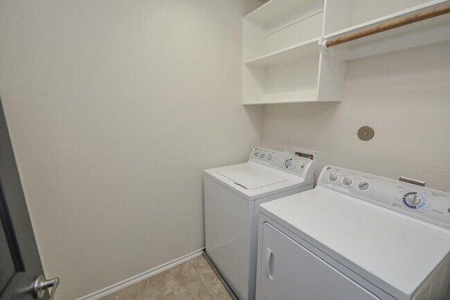 Building Photo - 6490 Calgary Woods Ln