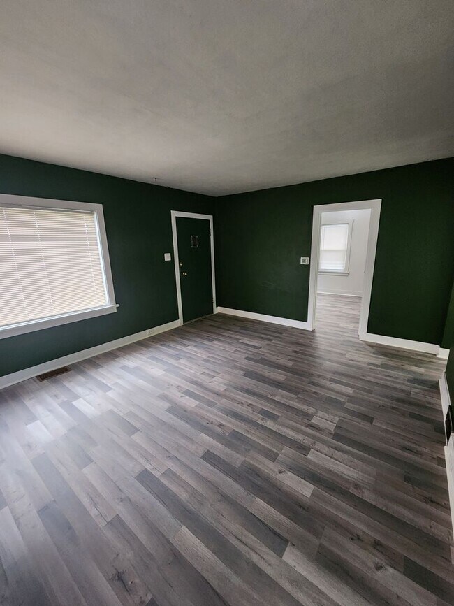 Building Photo - Charming 2 BR 1 Ba Single Family Residence Near Mall and Restaurants