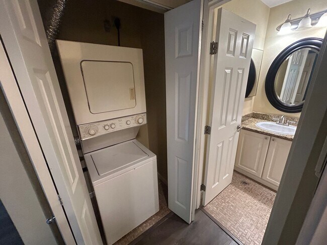 Building Photo - Gorgeous 1 bd Condo located in a prime loc...