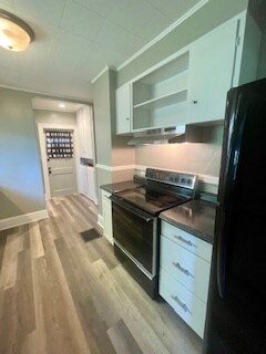 Kitchen - 32 Majestic Ave