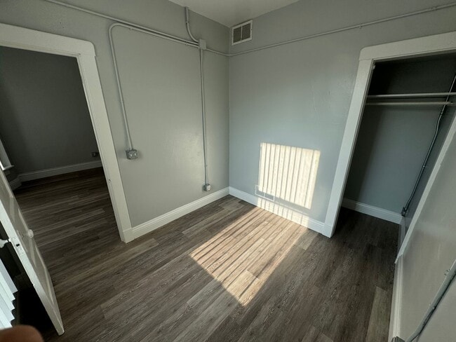 Building Photo - Large updated 2 bedroom apartment