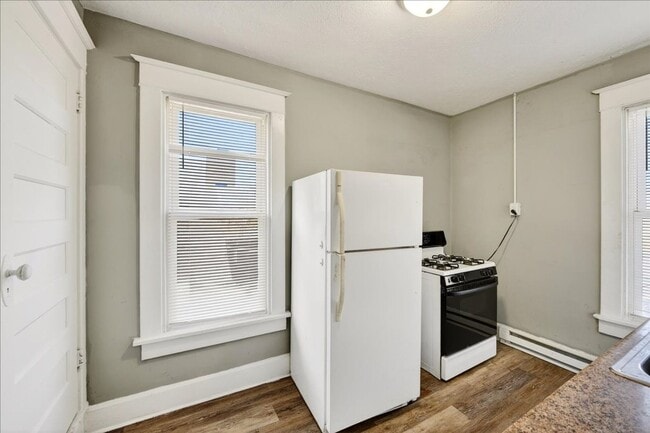 Building Photo - 4114 1/2 E Washington Street - $850/mo.