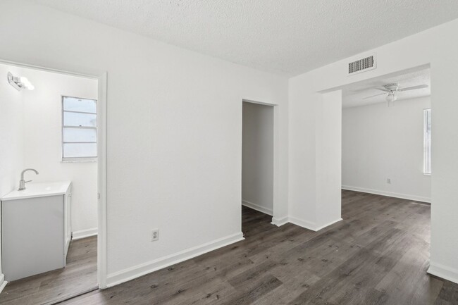 Building Photo - 2-Bedroom, 1.5-Bathroom Home in Tampa – Pe...