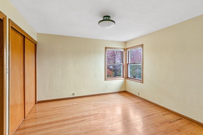 Building Photo - Sunny 4 BR home with lots of space!
