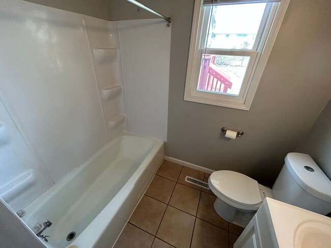 Building Photo - 3 Bedroom, 1 Bathroom Home!